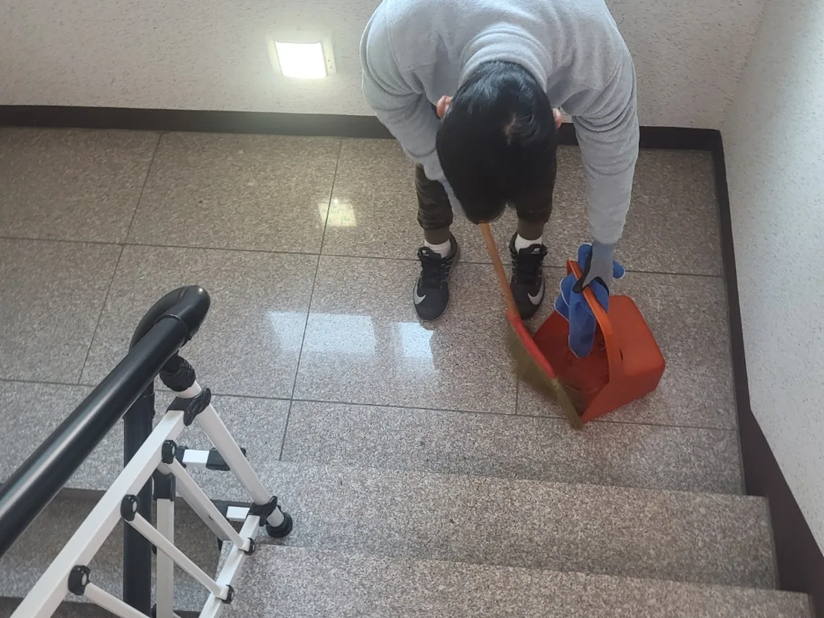 대덕구 법동 빌라 공동현관 장비 주변 정밀 위생청소 사례 - 행진크린