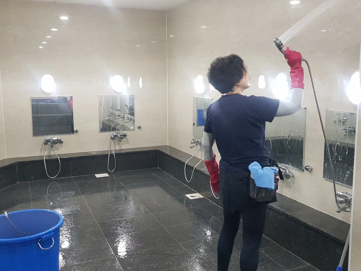 동구 신하동 목욕탕 탈의실·파우더룸 바닥 위생청소 사례 - 행진크린